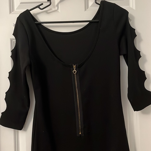 SEXY BLACK ⚫️COLD SHOULDER 👗 LOW CUT DRESS 💜 ZIPPERED LARGE - Picture 3 of 12